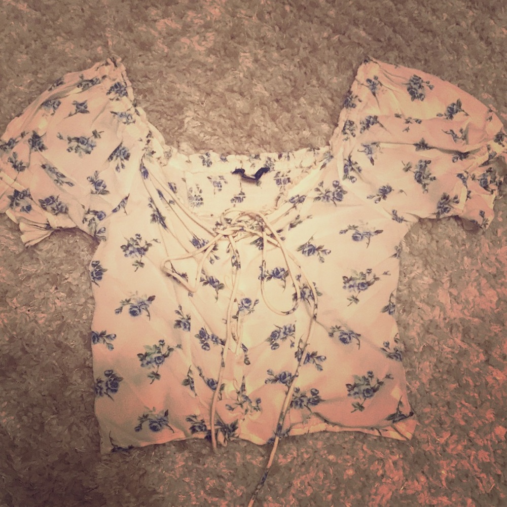 Off/on shoulder lace up Blouse